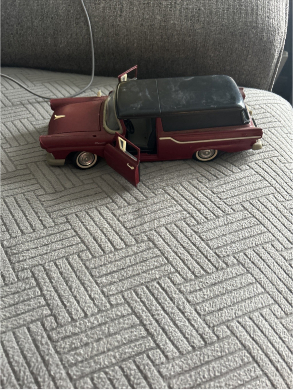 Road Signature 1957 Ford Ranchero Courier Sedan Delivery 1/18 Scale diecast Car